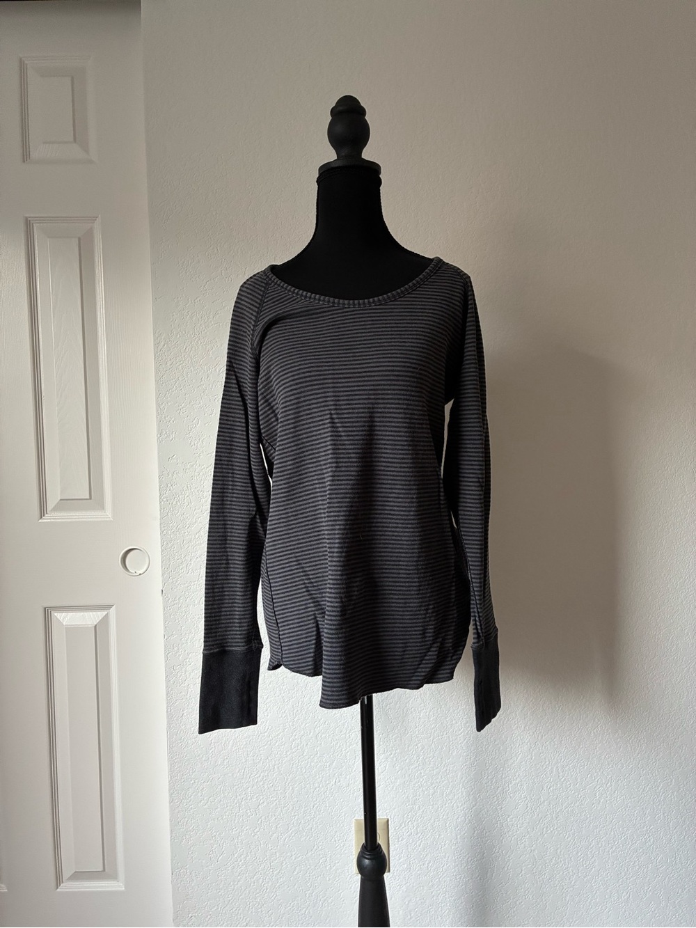 lululemon athletica Black and Gray Striped Long Sleeve Top Thumb Holes Athluxe
